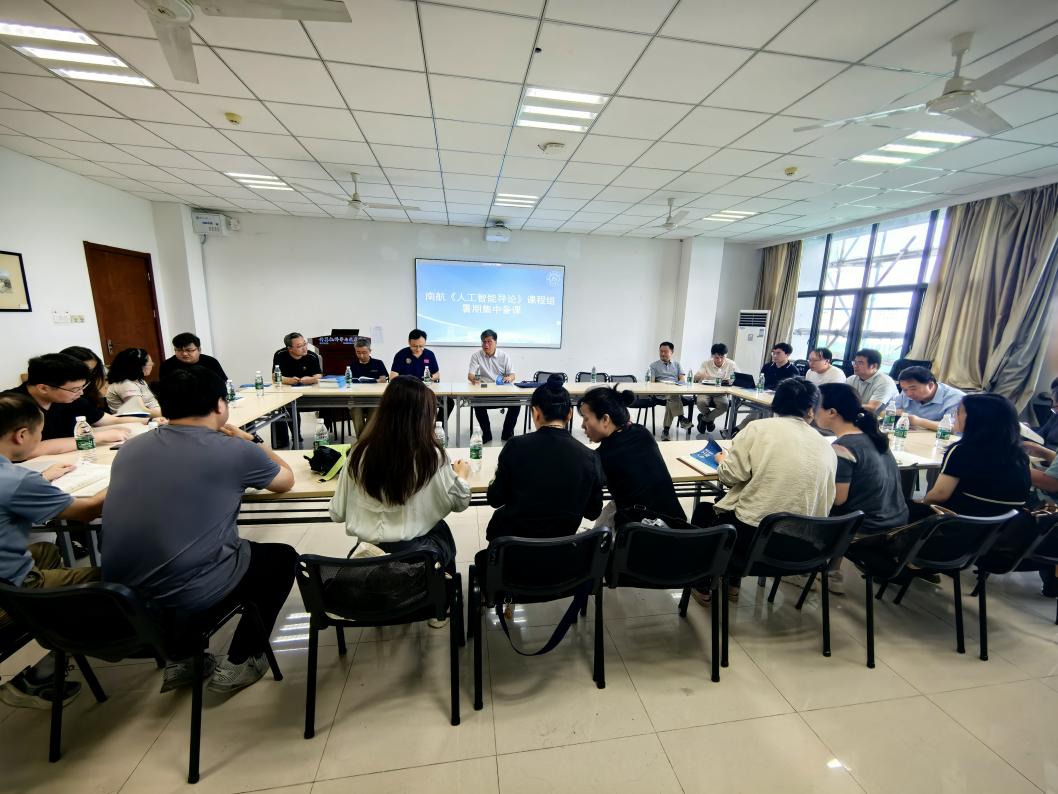 并在网页多处使用“DeepSeek”字样以及官方图标