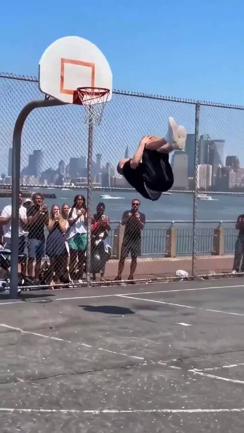 扣篮帝陈登星飞跃五人扣篮 张皓嘉空篮失手致广